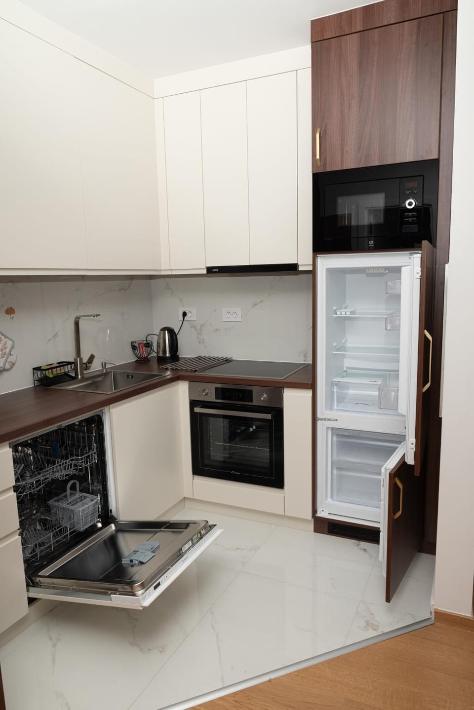 Coffee/tea facilities, Kitchen or kitchenette, dishwasher, microwave, oven, stove, toaster
