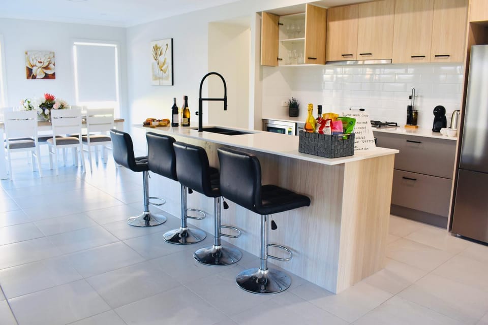 Coffee/tea facilities, Kitchen or kitchenette, Living room, Food and drinks, Seating area, Dining area, Food, oven, stove, toaster