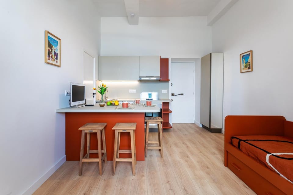 Kitchen or kitchenette, Dining area, oven