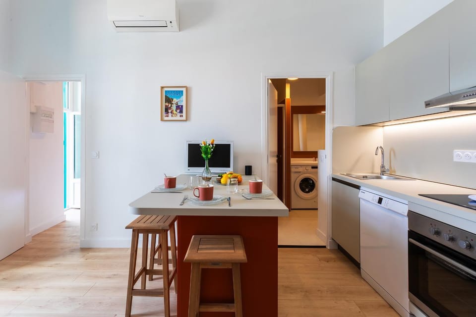 TV and multimedia, Kitchen or kitchenette, Dining area, dishwasher, oven, stove, toaster, washing machine