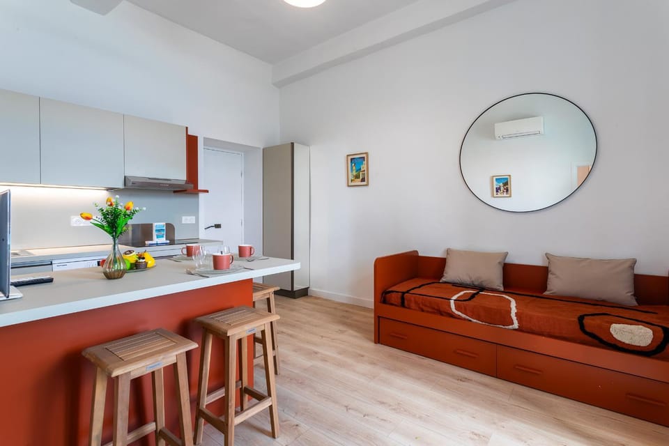 Kitchen or kitchenette, Living room, Seating area, Dining area, stove
