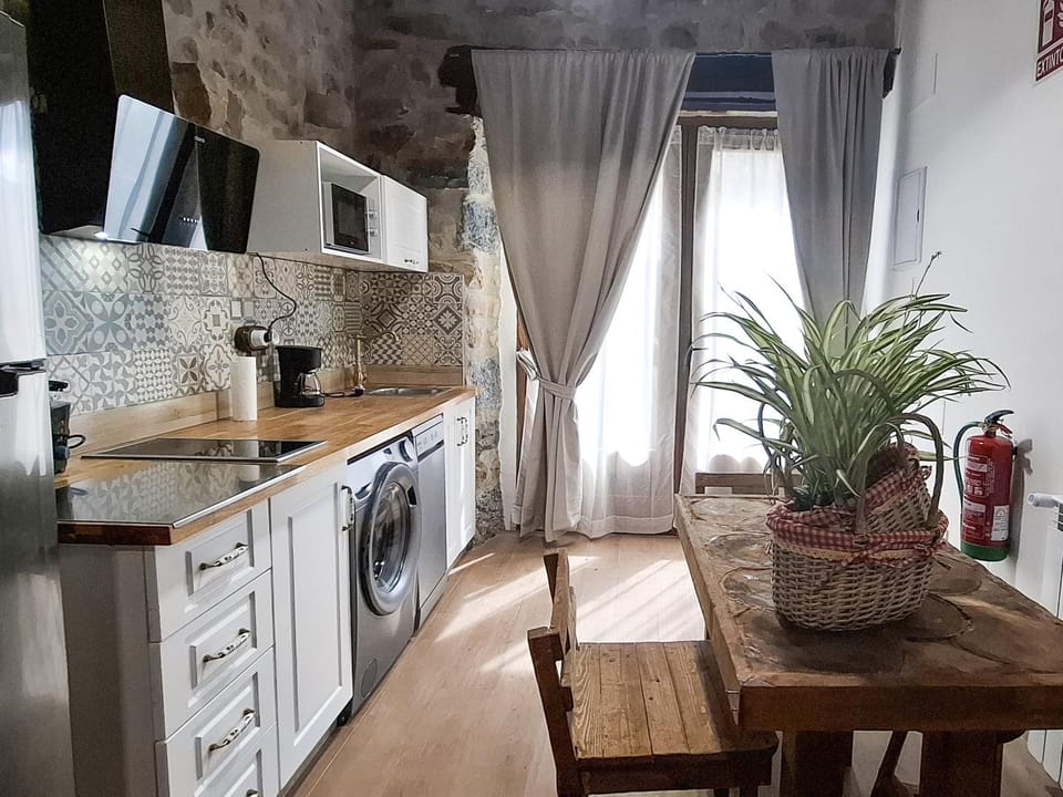 Kitchen or kitchenette, Dining area, dishwasher, stove, toaster, washing machine
