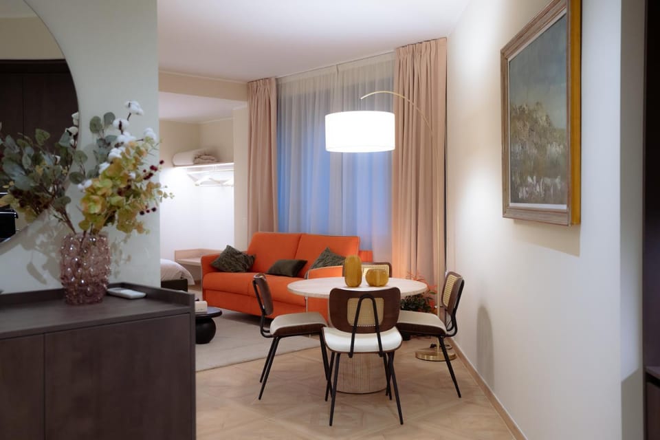 Photo of the whole room, Dining area