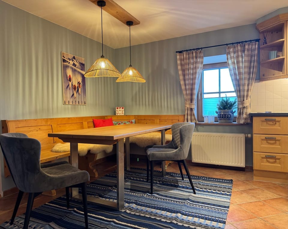 Seating area, Dining area
