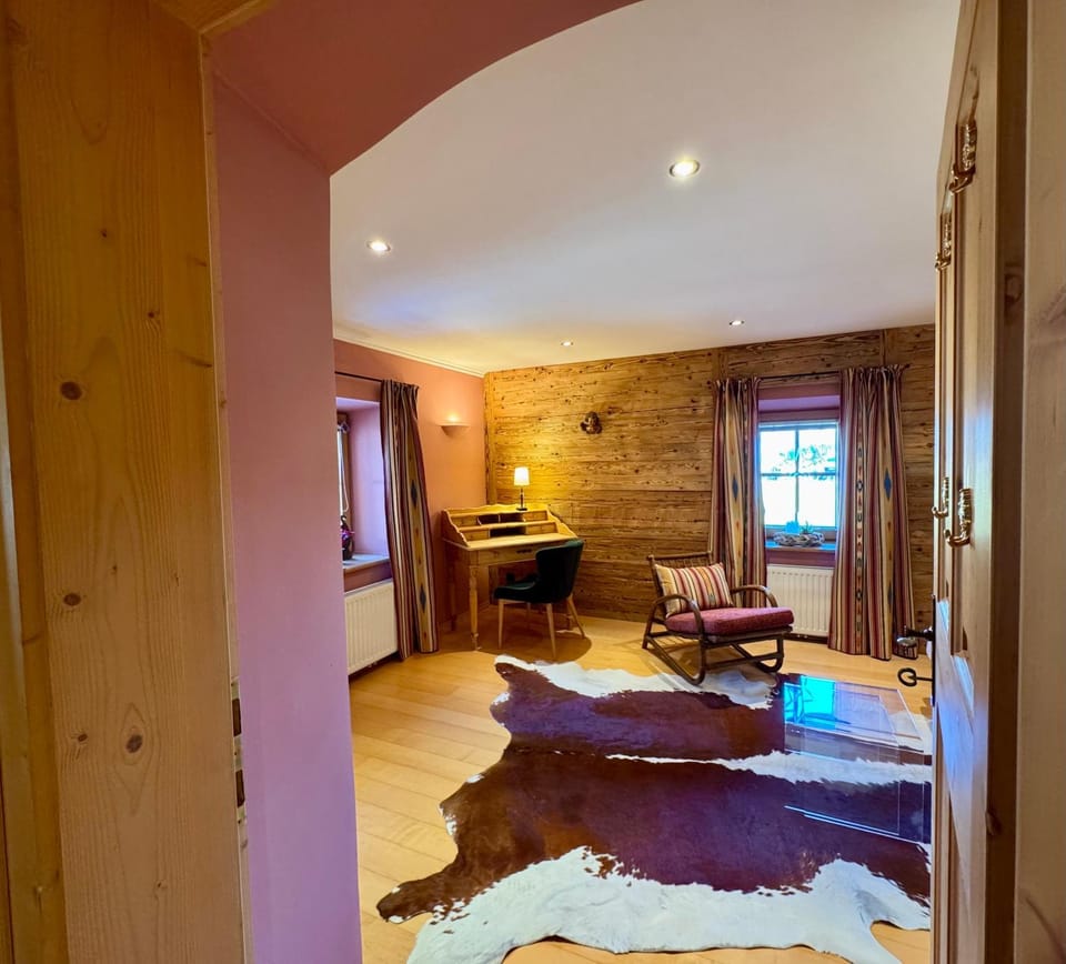 Living room, Photo of the whole room, Seating area