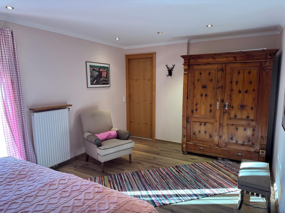 Seating area, Bedroom, wardrobe