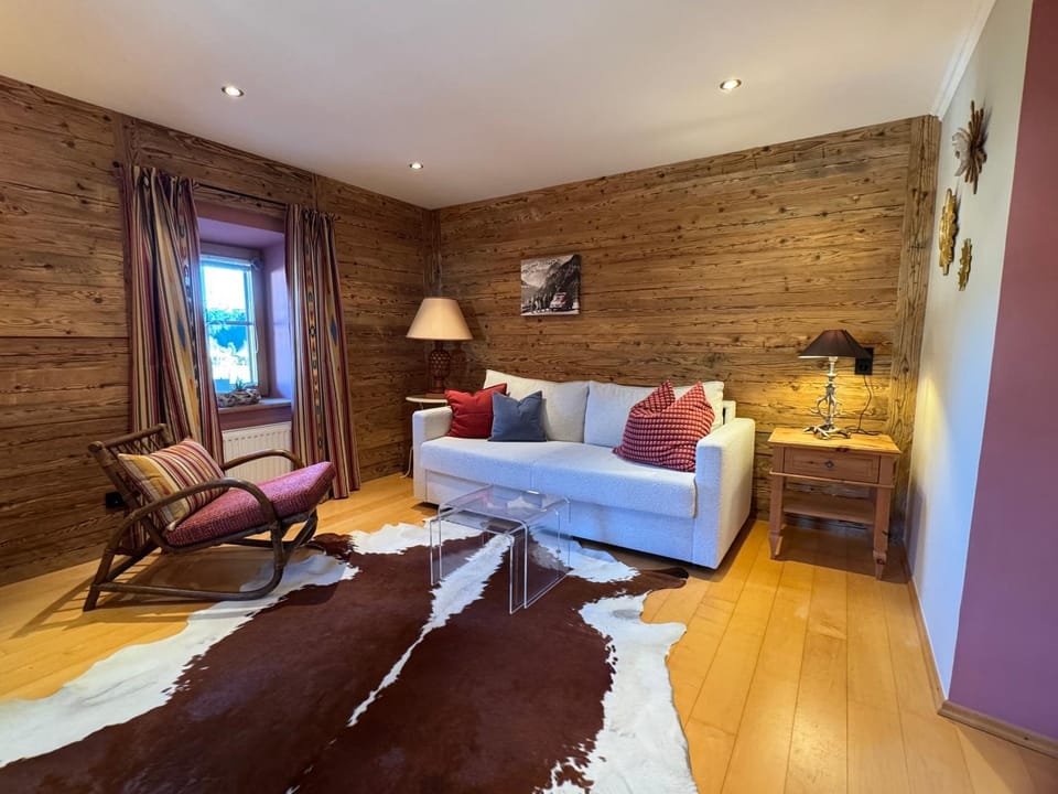 Bed, Seating area, Bedroom