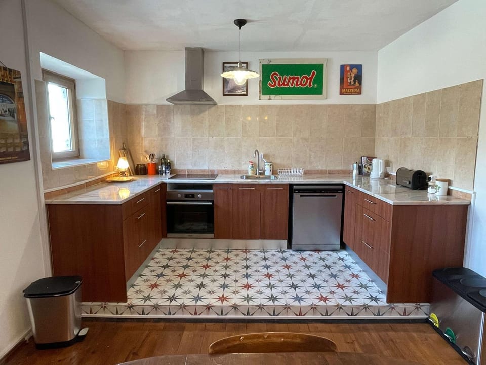 Kitchen or kitchenette, oven