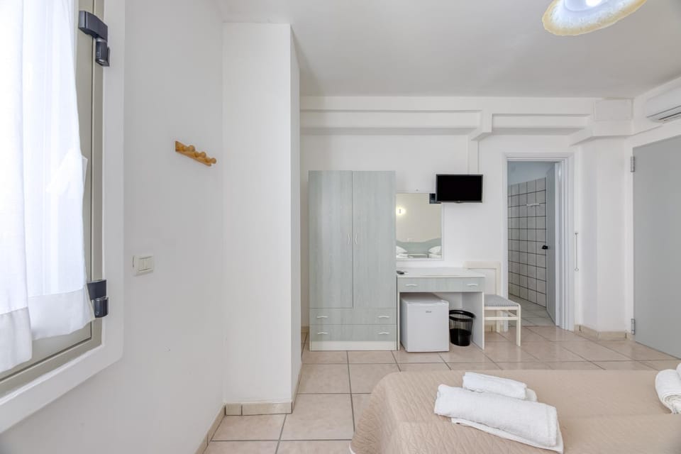 Toilet, Bathroom, TV and multimedia, towels