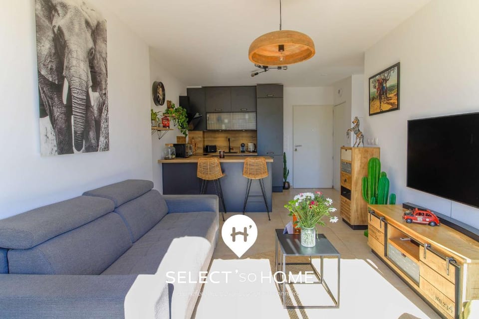 TV and multimedia, Kitchen or kitchenette, Living room, Seating area, Dining area