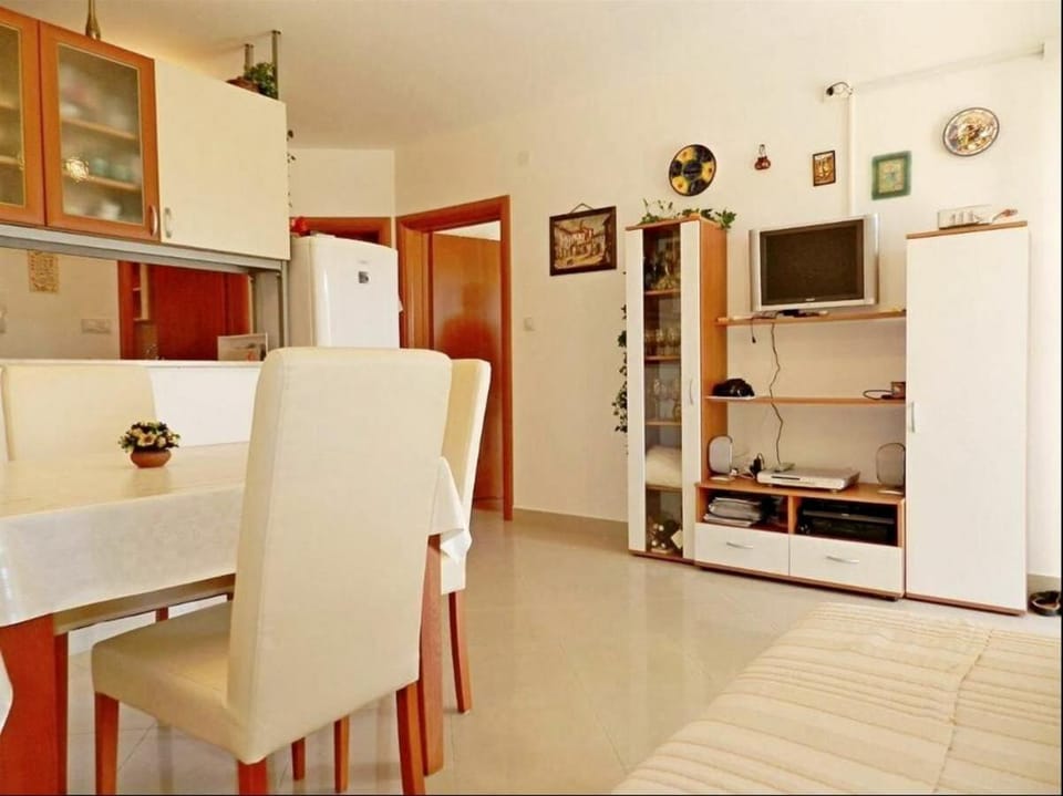 TV and multimedia, Kitchen or kitchenette, Living room, Seating area, Dining area