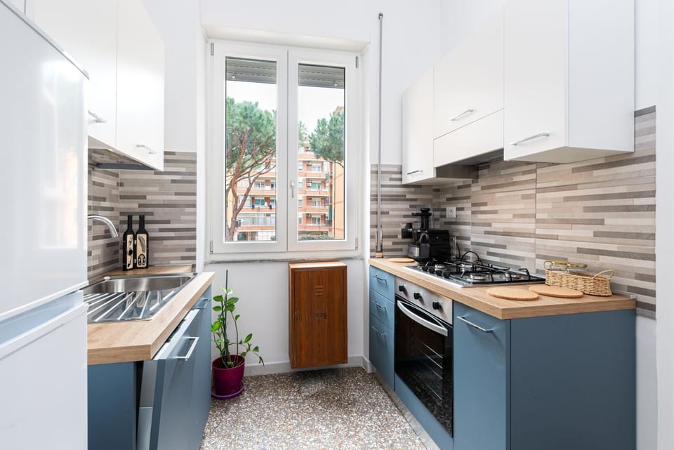 Kitchen or kitchenette, dishwasher, stove