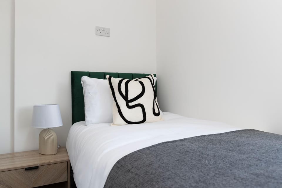 Contractor-Friendly 4-Bed 2-Bath Apartment, fast WiFi, central Redcar Apartment in England