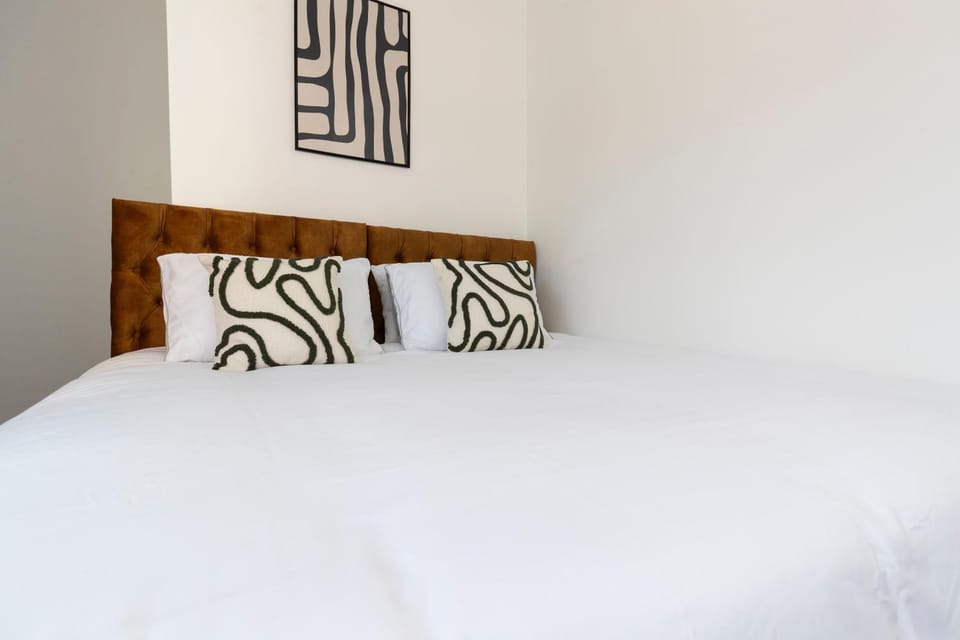 Contractor-Friendly 4-Bed 2-Bath Apartment, fast WiFi, central Redcar Apartment in England