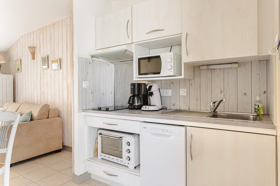 Kitchen or kitchenette, Living room