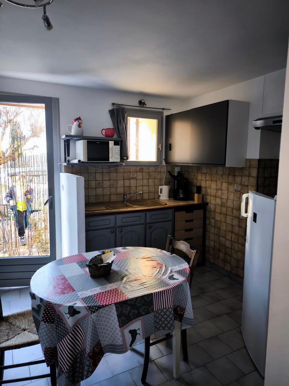 Property building, Kitchen or kitchenette, Living room