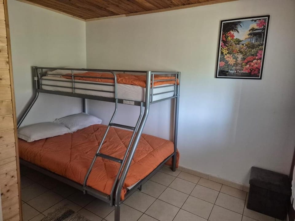 Bedroom, bunk bed