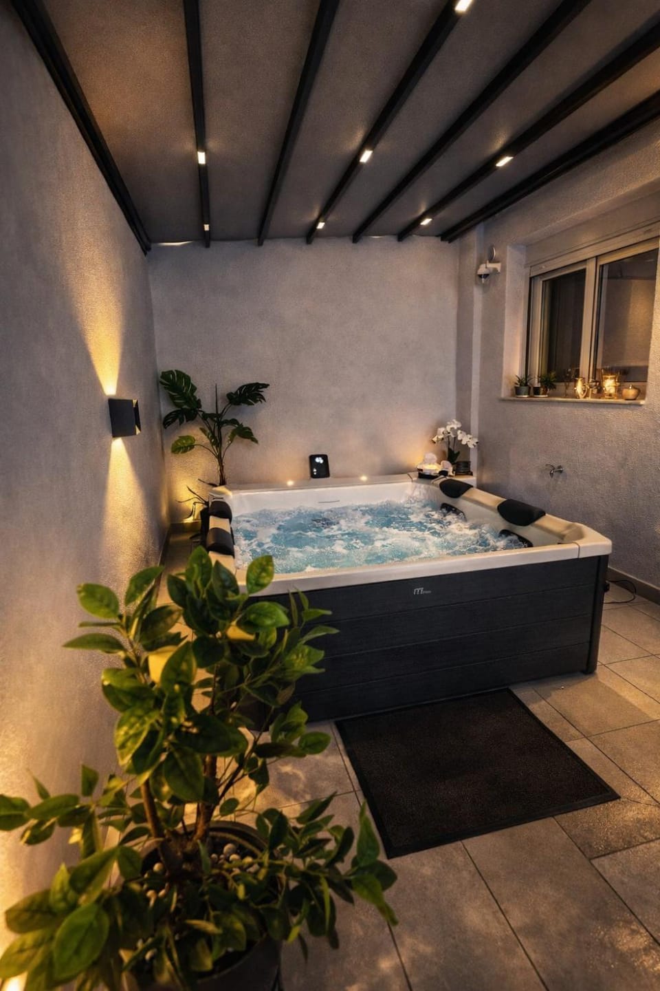 Luxury 2 storey 2bedroom condo with Private Jacuzzi & patio - Athens Apartment in Athens
