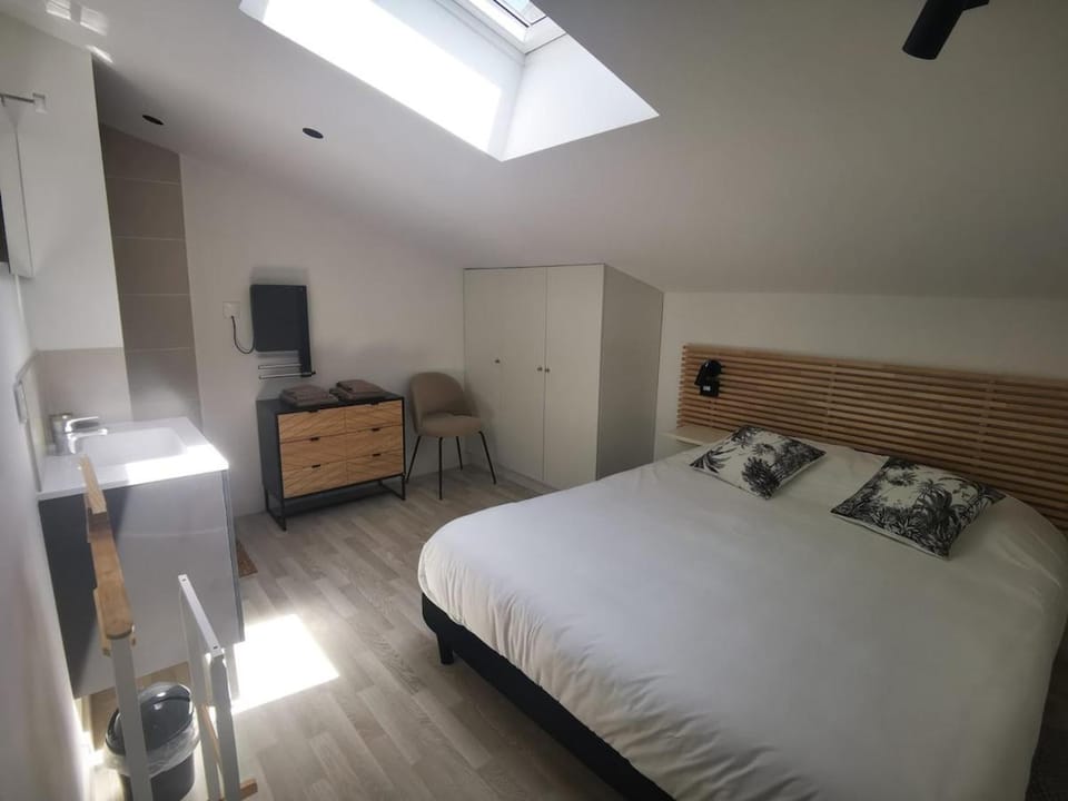 Bed, Photo of the whole room, Bedroom