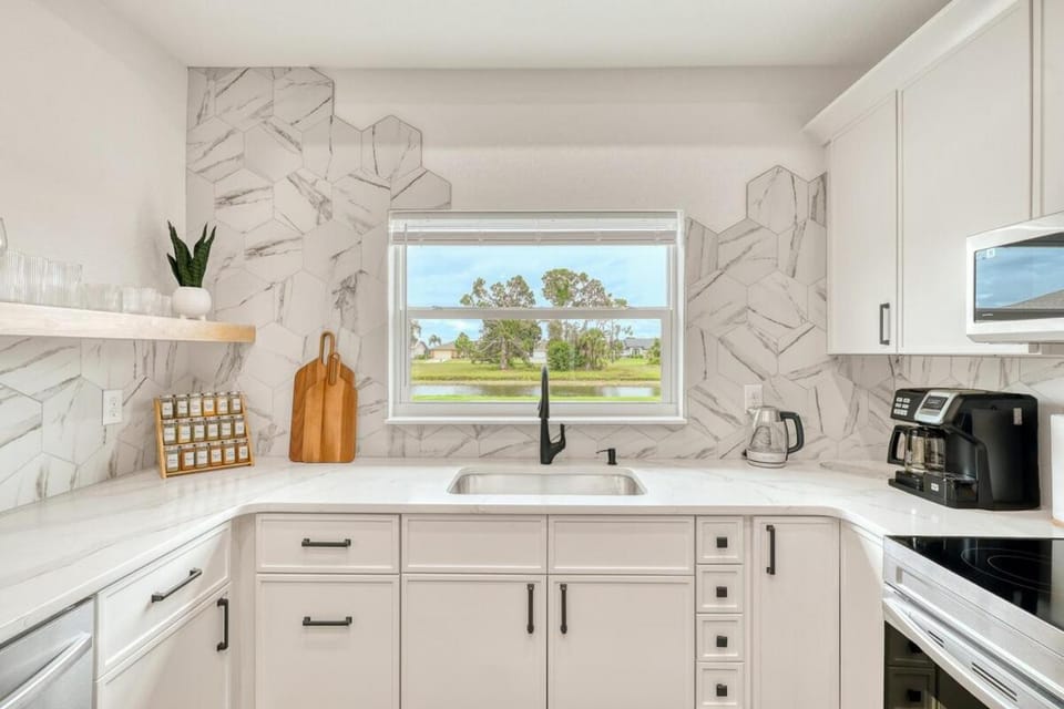 Honeycomb Haven Near Ocean , Golfing , Mineral Springs Villa in Rotonda West