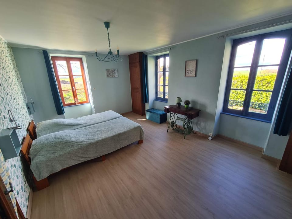 Photo of the whole room, Bedroom