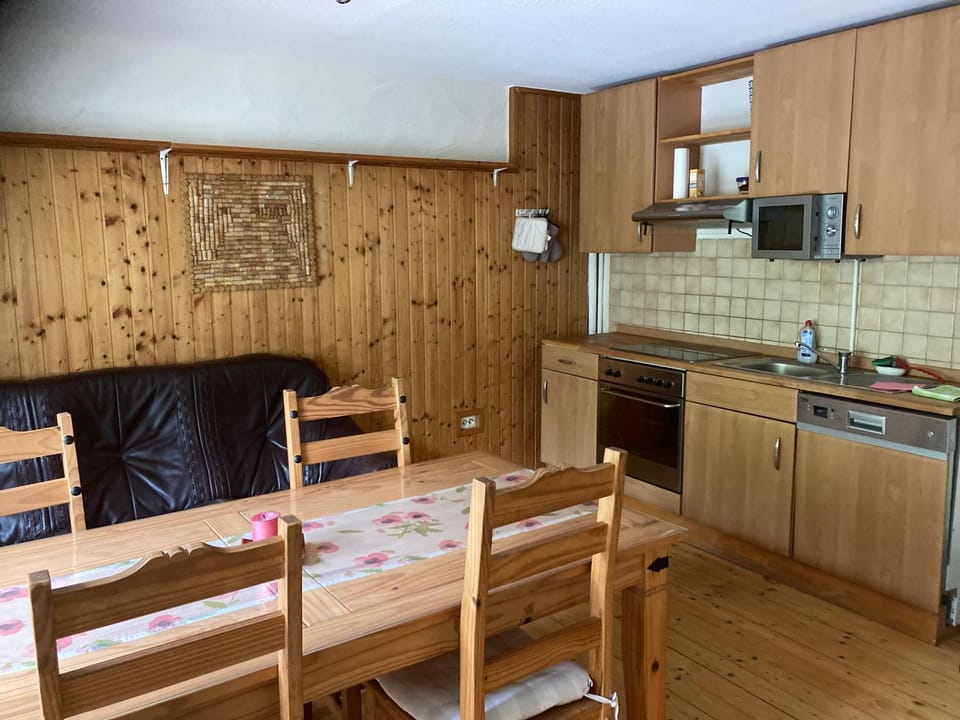 Kitchen or kitchenette, Seating area, Dining area, dishwasher, stove