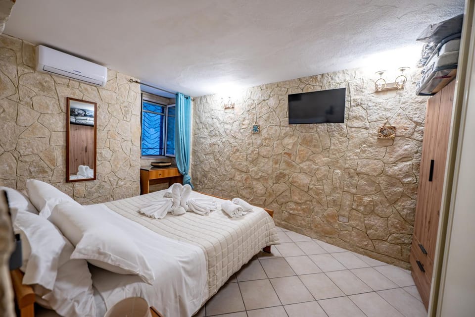 Bed, TV and multimedia, Bedroom, towels, air conditioner