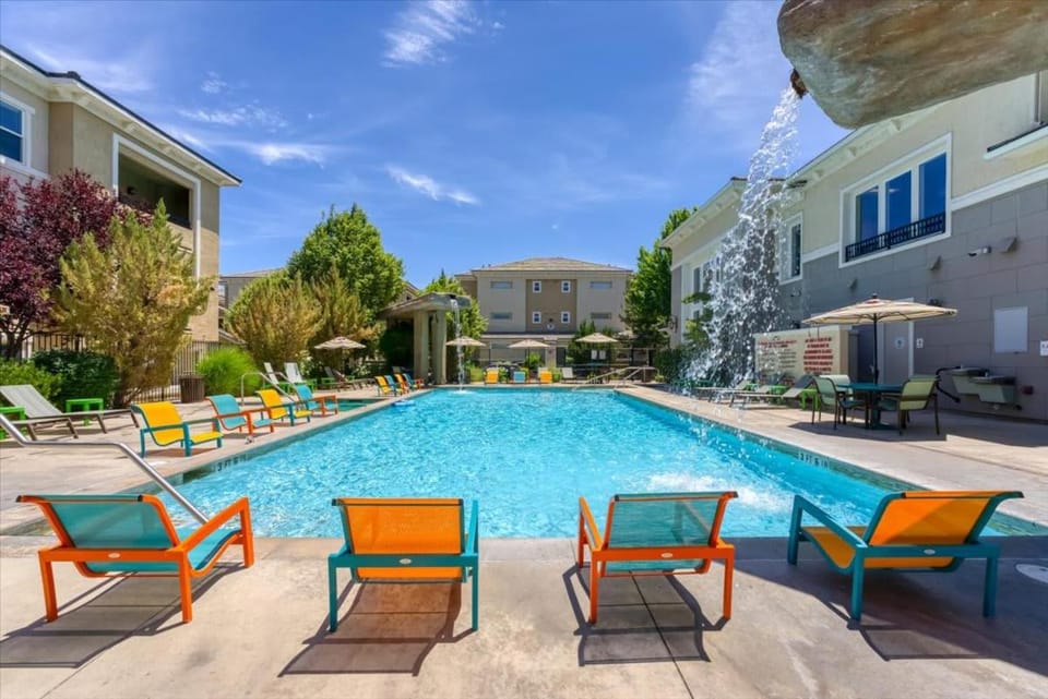 Property building, Pool view, Swimming pool, Swimming pool, sunbed