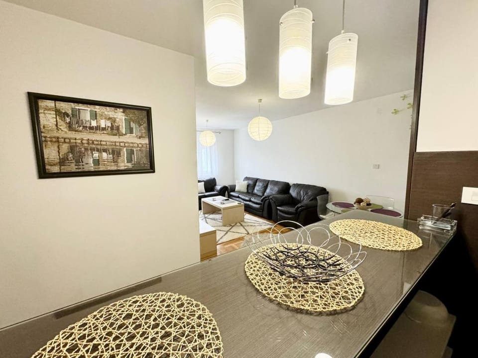 Şehir merkezi manzaralı modern Apartment in Podgorica