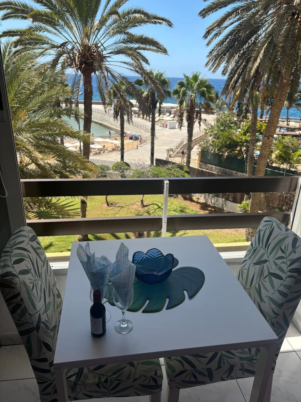 Day, Garden, View (from property/room), Living room, Seating area, Dining area, Beach, Sea view