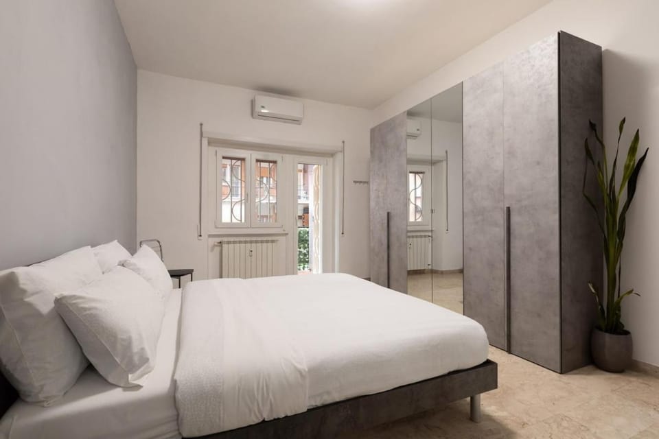 Bed, Photo of the whole room, wardrobe, air conditioner