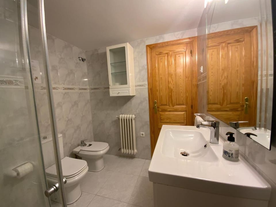 Shower, Toilet, Bathroom, bidet, towels