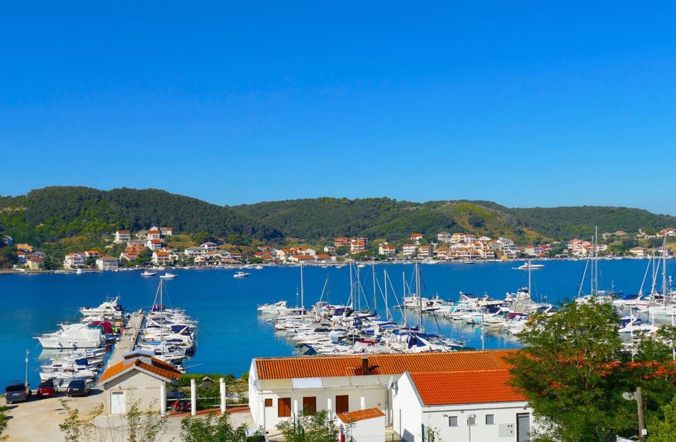 Property building, Patio, Restaurant/places to eat, Day, Neighbourhood, Natural landscape, Summer, Garden, Balcony/Terrace, Balcony/Terrace, On site, Garden view, Sea view, Street view, Non alcoholic drinks