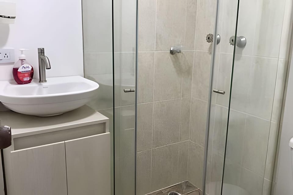 Shower, Toilet
