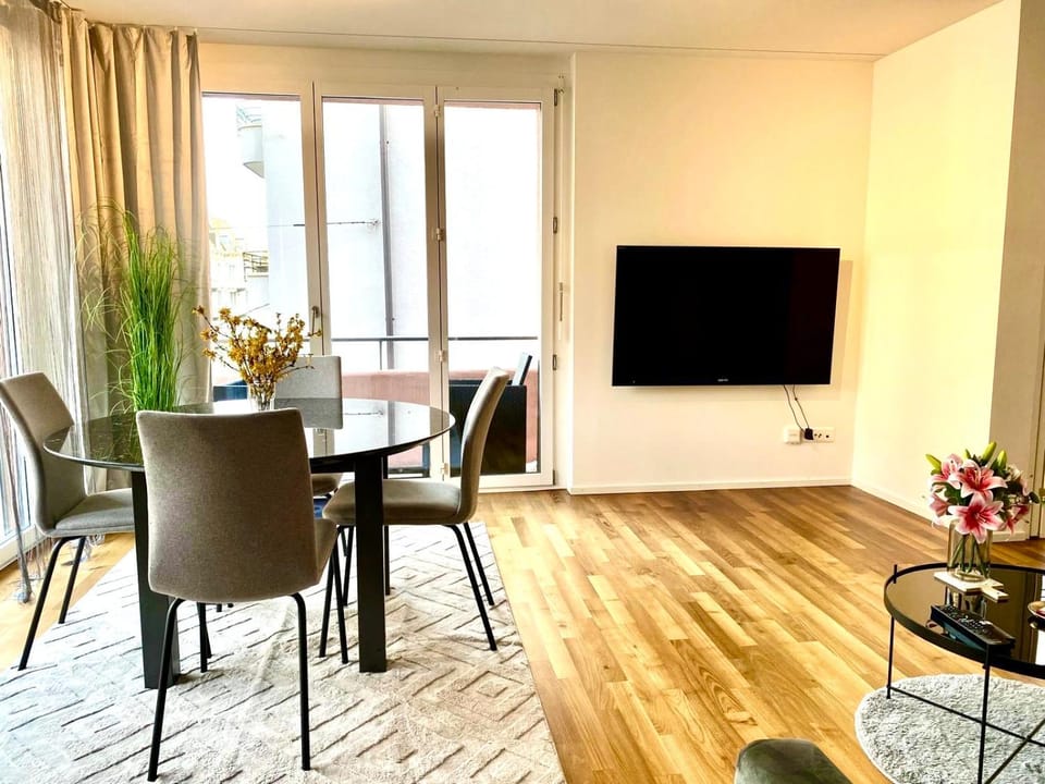 Communal lounge/ TV room, TV and multimedia, Living room, Seating area, Dining area, Evening entertainment