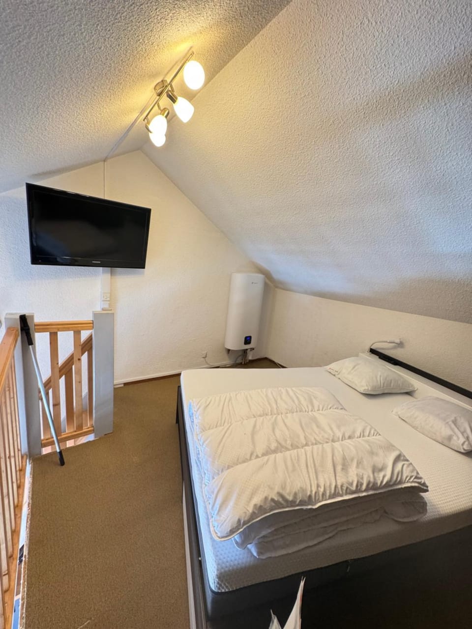 Communal lounge/ TV room, Bed, TV and multimedia, Photo of the whole room, Evening entertainment, Bedroom, hair dresser