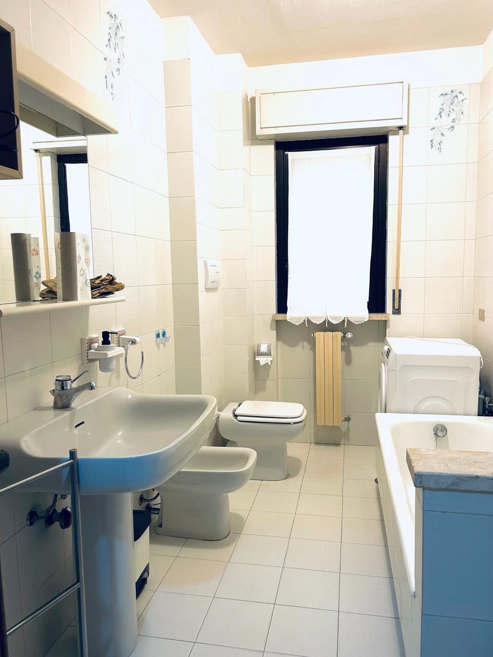Bathroom, Bath, hair dryier, washing machine