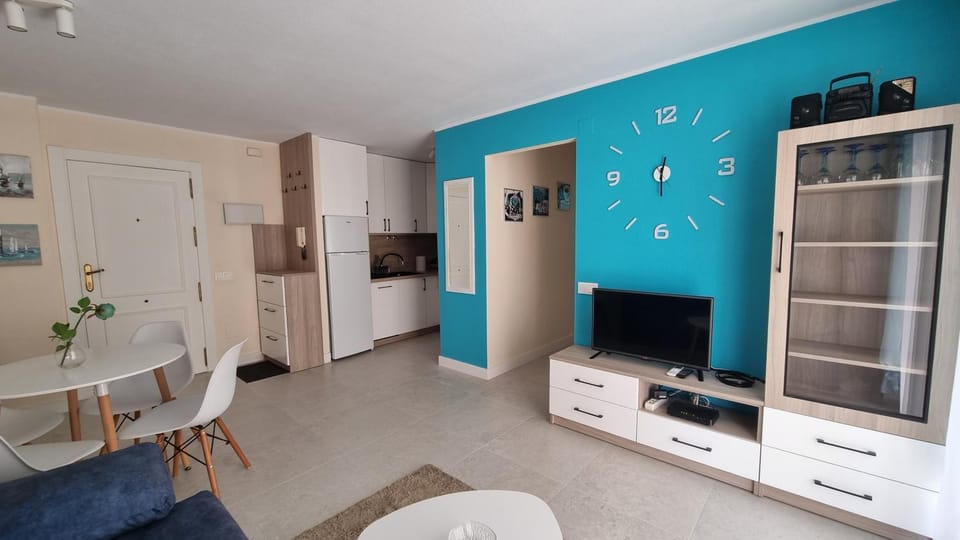 Communal lounge/ TV room, TV and multimedia, Living room, Seating area, Dining area
