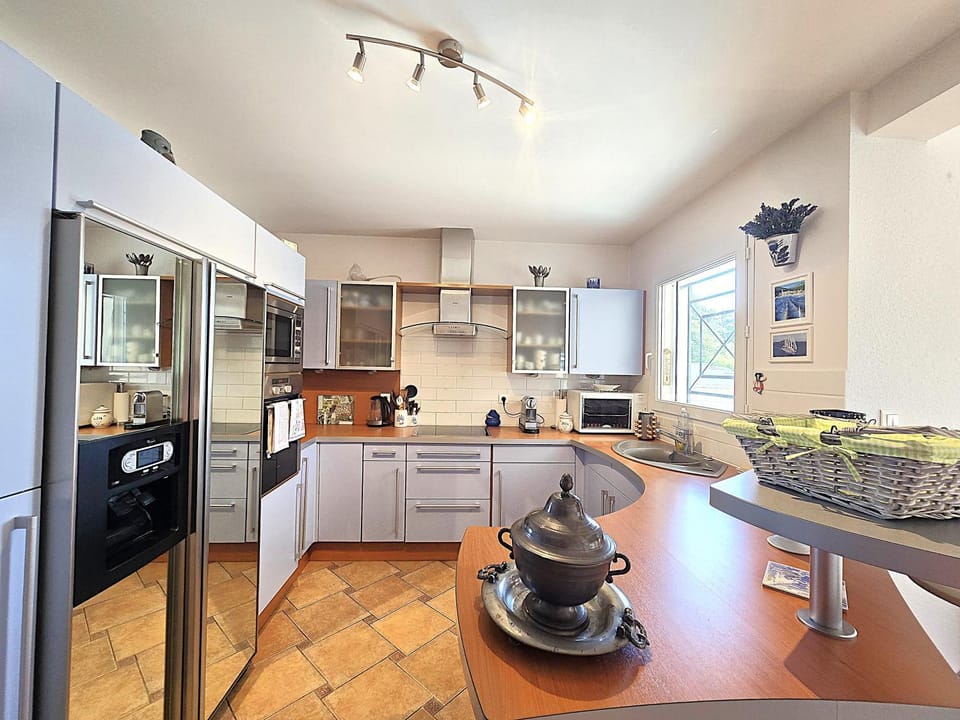 Coffee/tea facilities, Kitchen or kitchenette, Dining area, minibar, stove