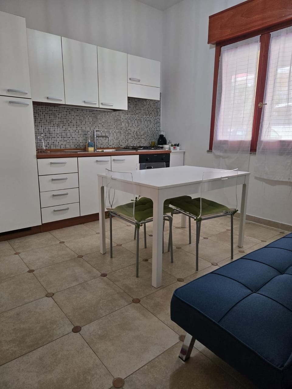 Kitchen or kitchenette, Dining area, oven, stove