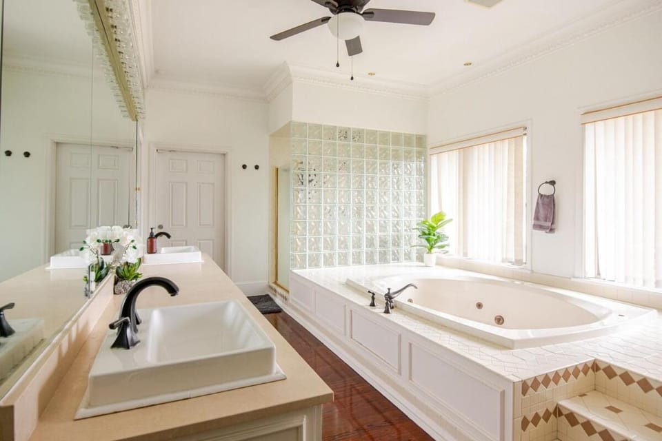 Grand 1920s Estate | Pool, Spa & Gym | Sleeps 16 House in Ocala