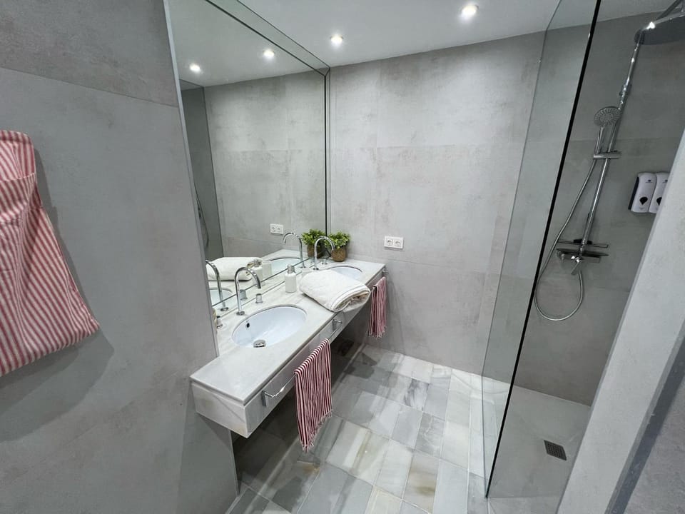 Bathroom, towels