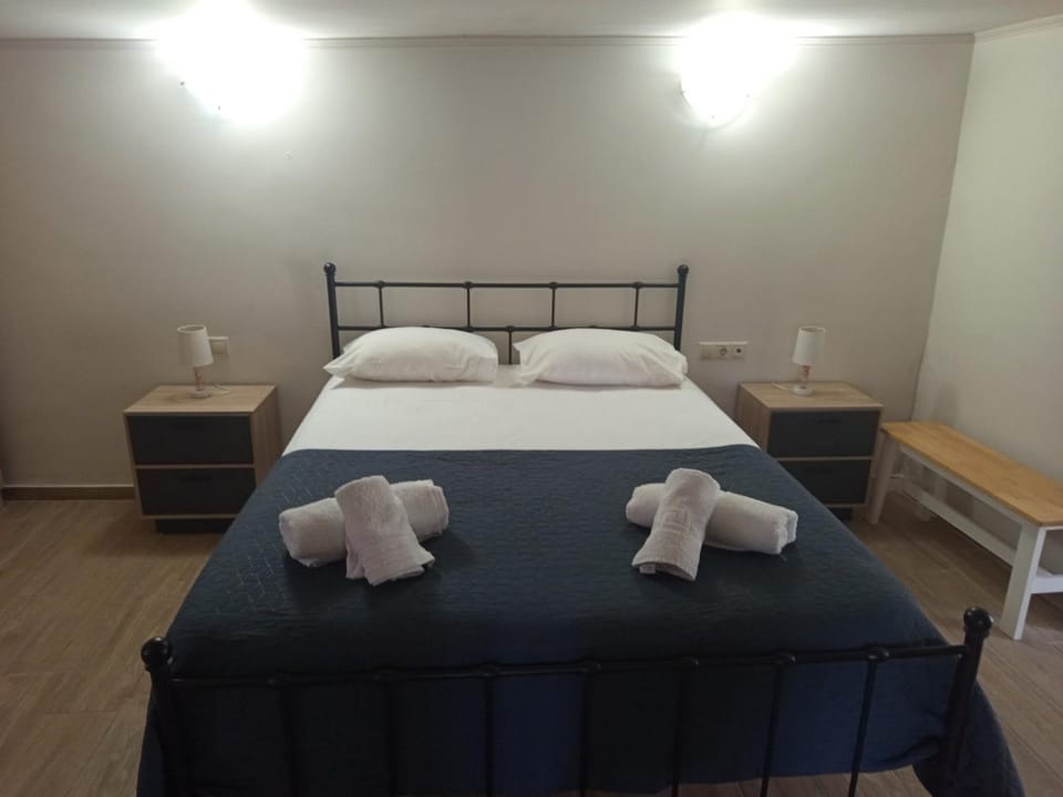 Bed, Bedroom, towels