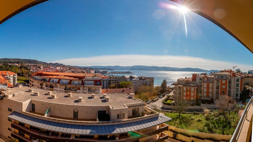 Sanxenxo, Apartamento 1 hab con vistas al mar, piscina, garaje y a 150 mts de la Playa Silgar Apartment in Sanxenxo