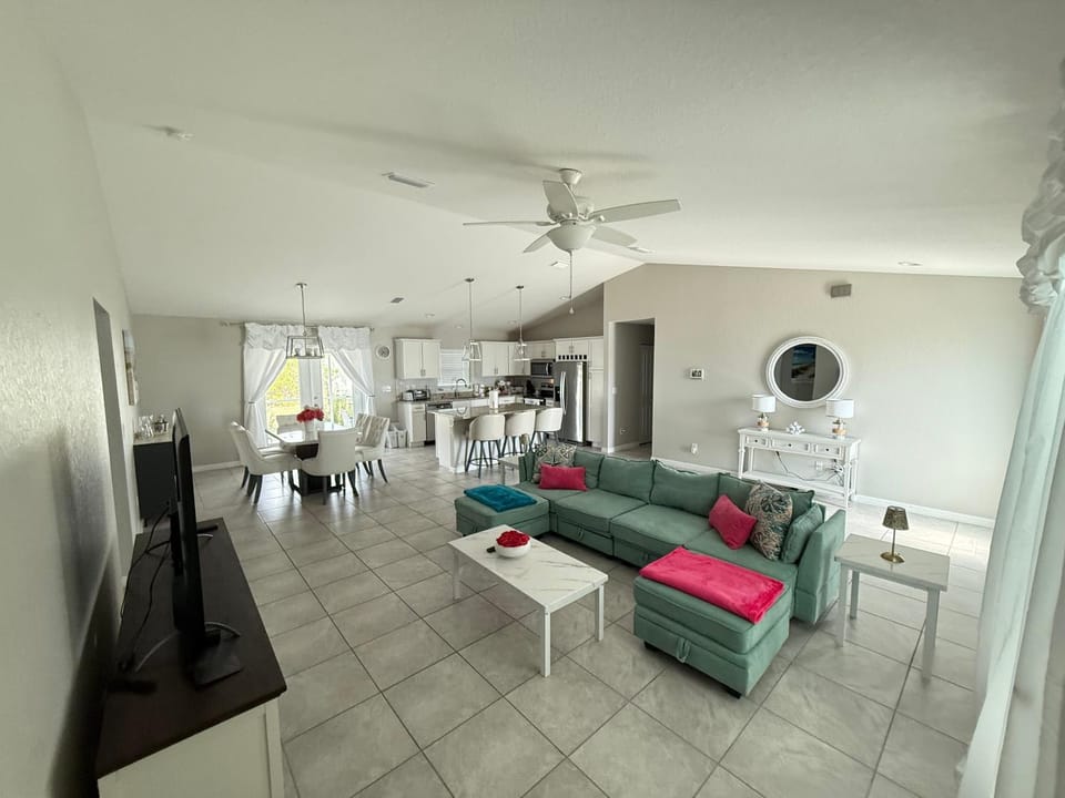 TV and multimedia, Kitchen or kitchenette, Living room, Dining area