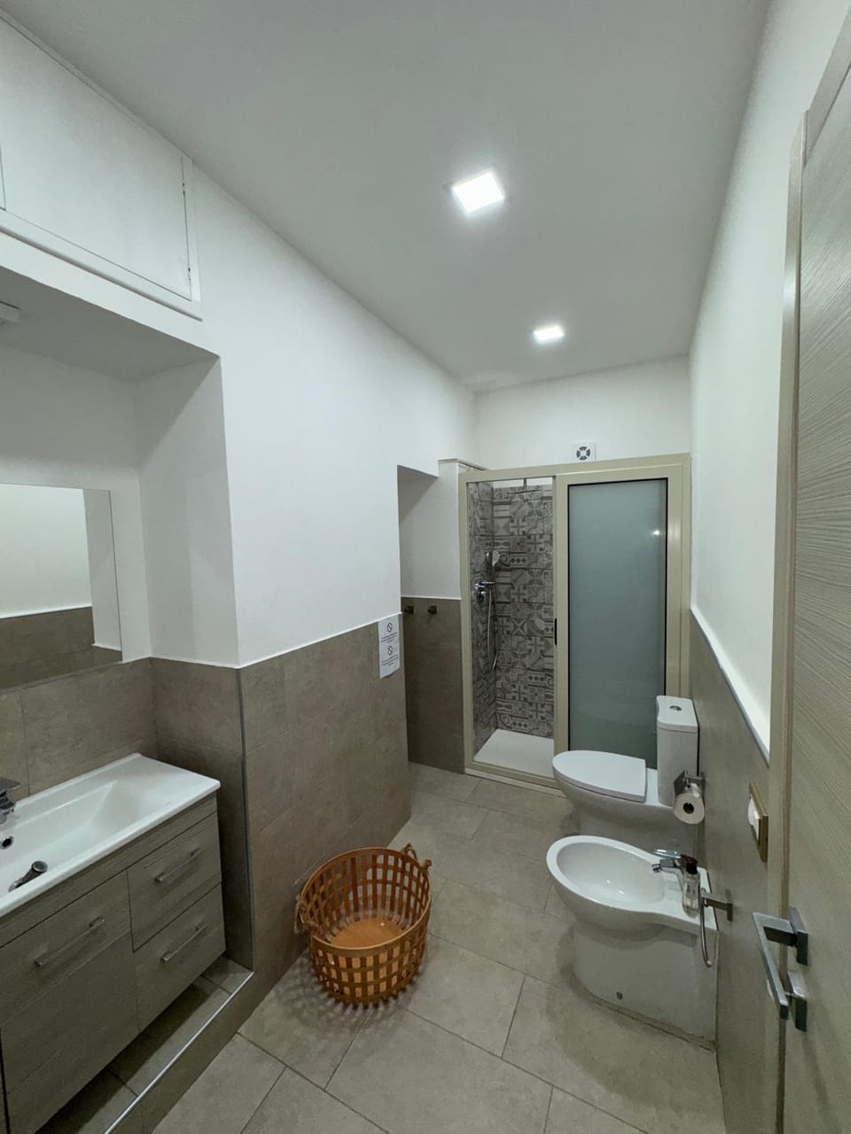 Shower, Toilet, Bathroom, bidet, towels