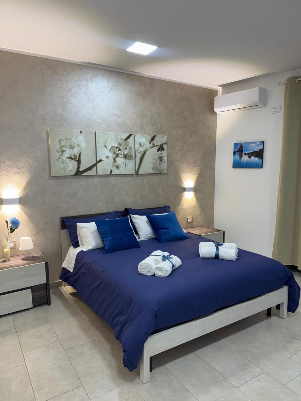 Bed, Photo of the whole room, Bedroom, towels, air conditioner