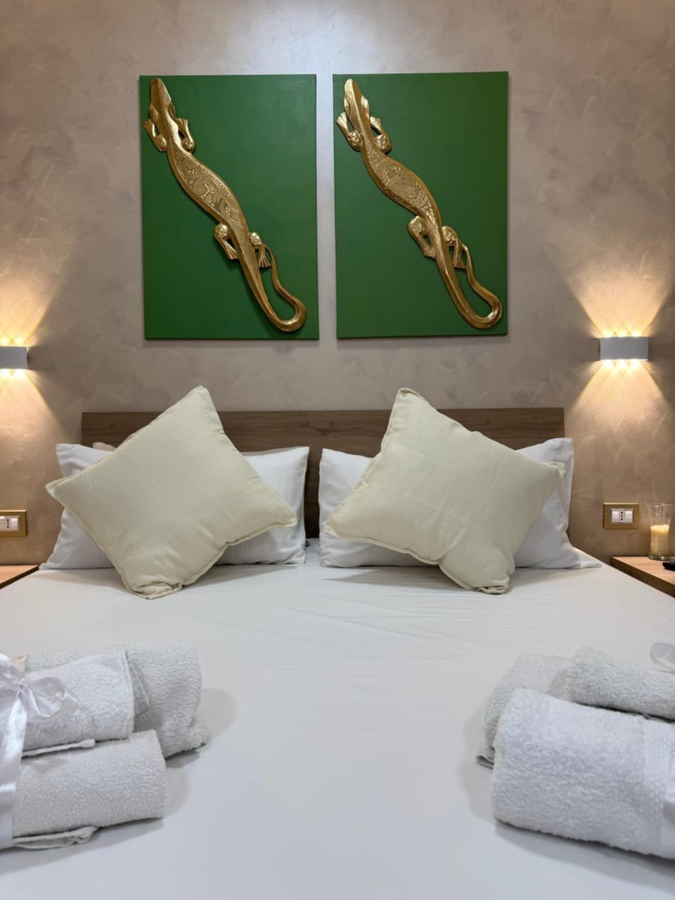 Bed, Photo of the whole room, Bedroom, towels
