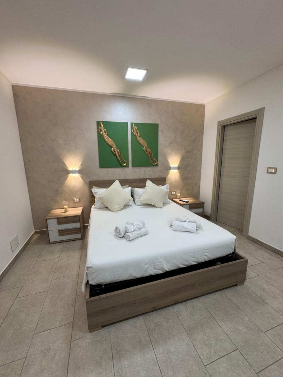 Bed, Photo of the whole room, Bedroom, towels
