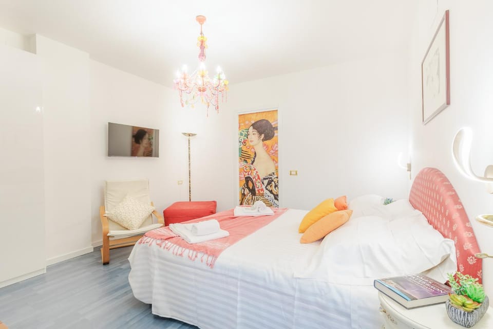 Bed, Photo of the whole room, towels